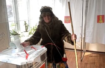 На избирательный участок в Тверской области пришла Баба Яга На избирательный участок в Тверской области пришла Баба Яга
