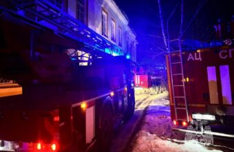 В Твери поздно вечером загорелась пятиэтажка В Твери поздно вечером загорелась пятиэтажка