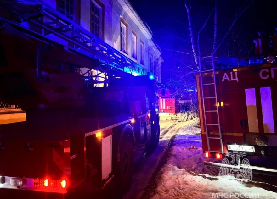 В Твери поздно вечером загорелась пятиэтажка