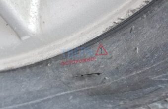 В Твери женщина режет колеса на чужих машинах