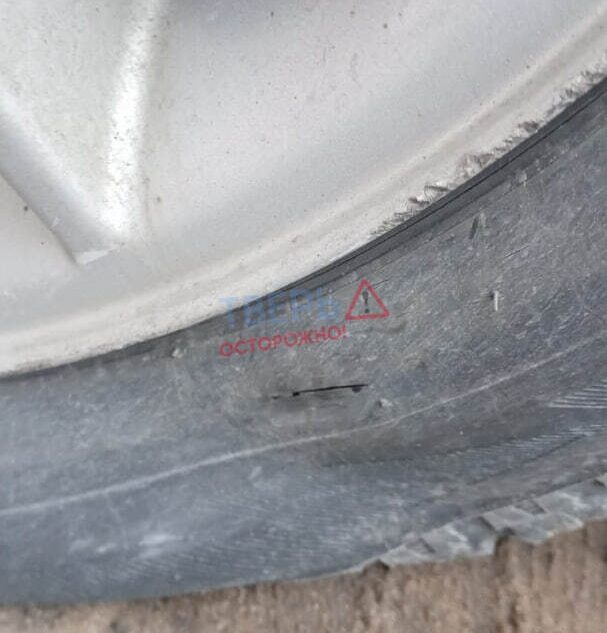 В Твери женщина режет колеса на чужих машинах