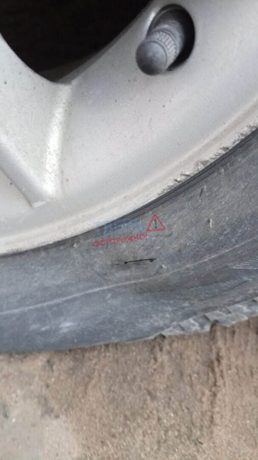 В Твери женщина режет колеса на чужих машинах