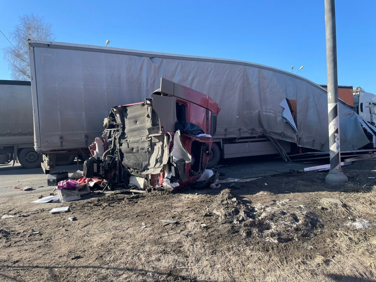 Водитель КАМАЗа скончался после столкновения со "Сканией" под Тверью