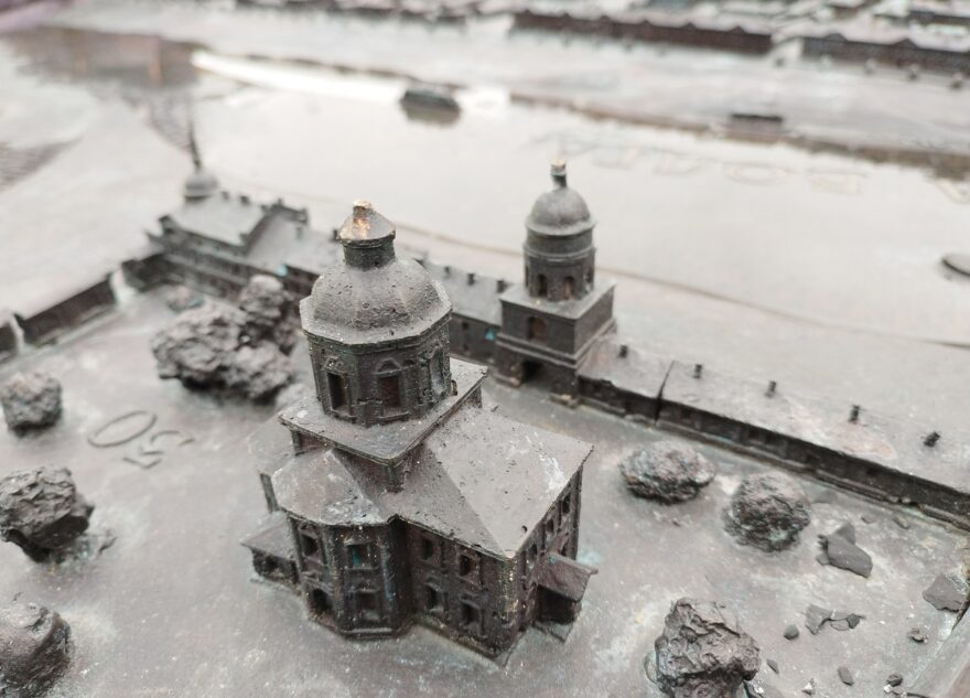 Барельеф «Лучи Твери» на Трёхсвятской вновь повредили