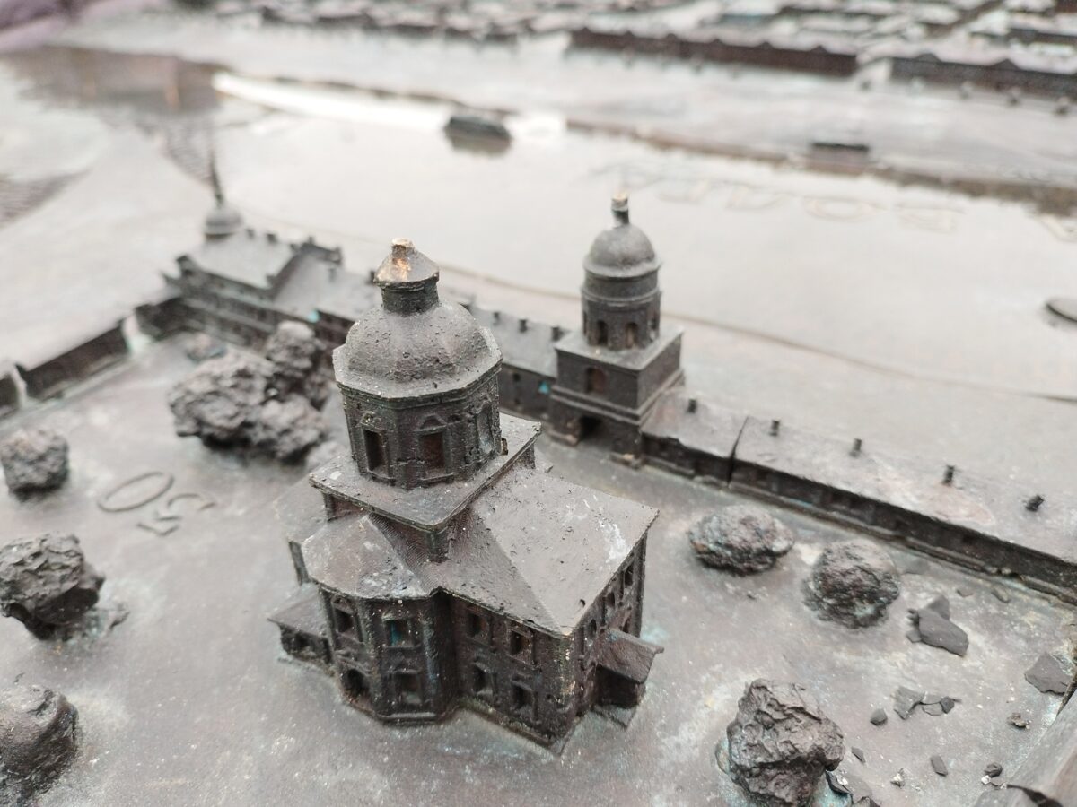 Барельеф «Лучи Твери» на Трёхсвятской вновь повредили