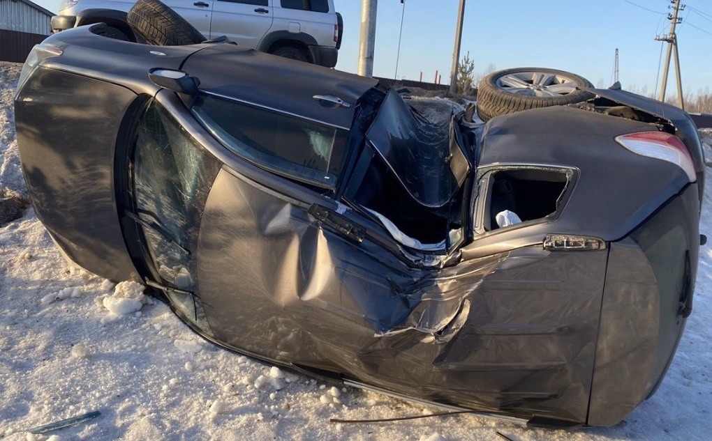 В Тверской области иномарка вылетела с дороги