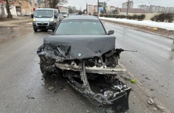 Один человек пострадал в столкновении "БМВ" и "Шкоды" в Твери