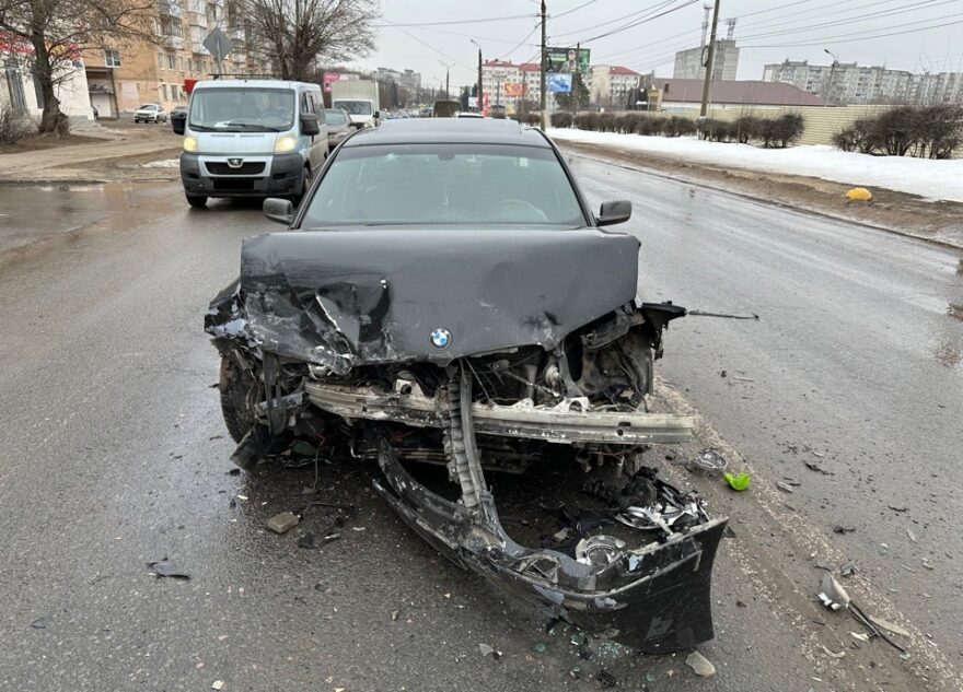 Один человек пострадал в столкновении "БМВ" и "Шкоды" в Твери