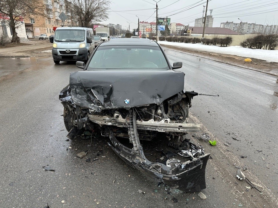 Один человек пострадал в столкновении "БМВ" и "Шкоды" в Твери