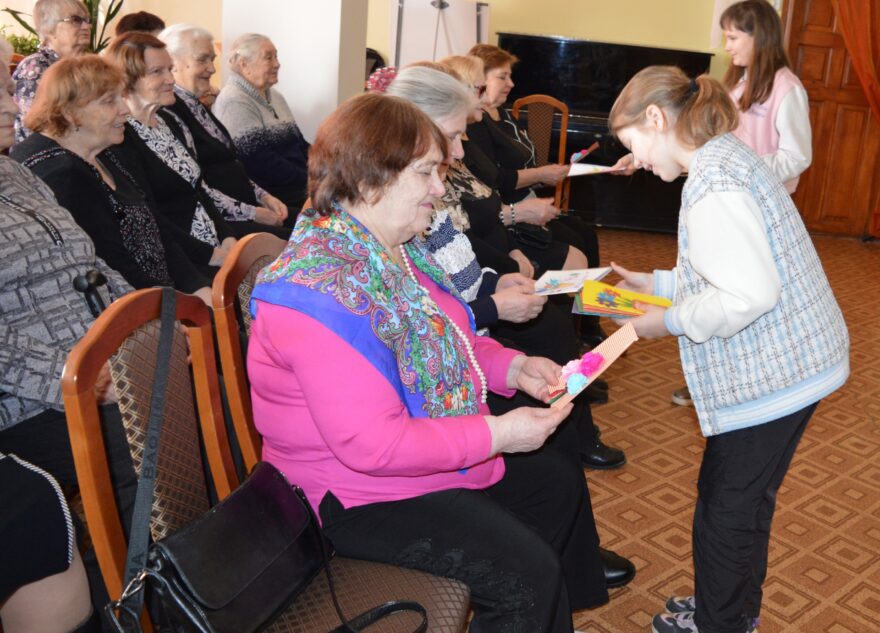В Торопце женщинам подарили тёплый праздник в библиотеке
