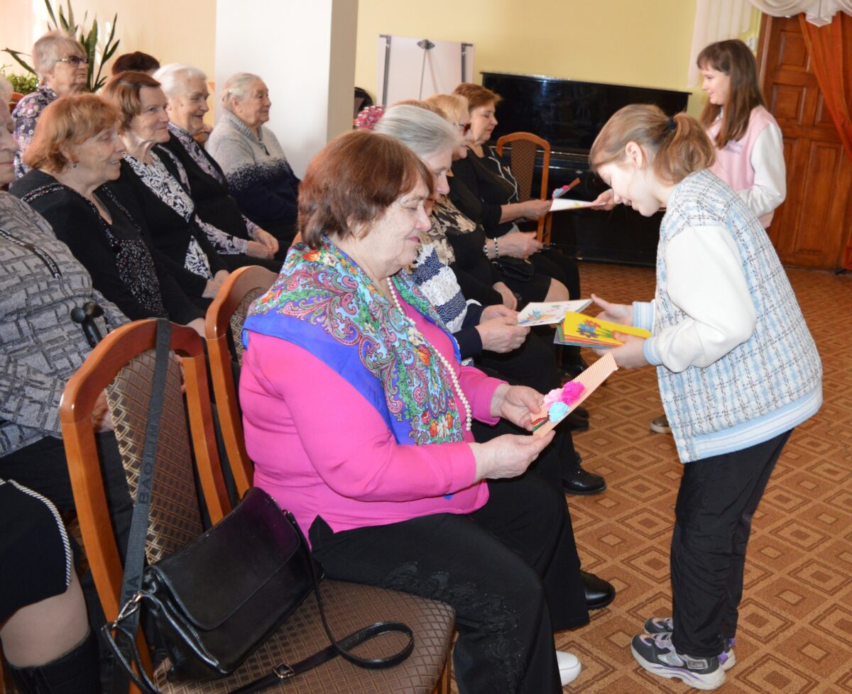 В Торопце женщинам подарили тёплый праздник в библиотеке