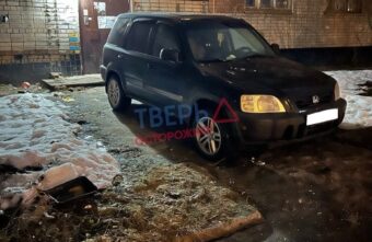 В Твери водитель загородил выход из подъезда В Твери водитель загородил выход из подъезда