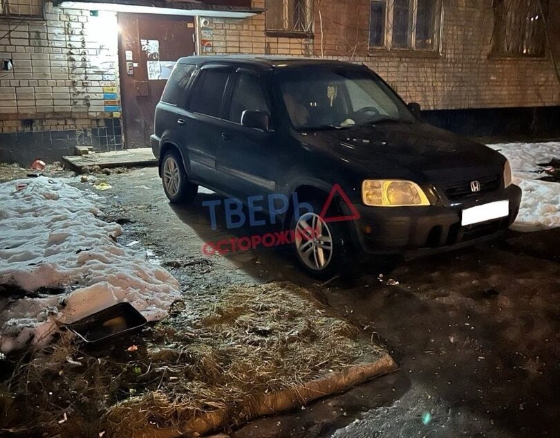 В Твери водитель загородил выход из подъезда