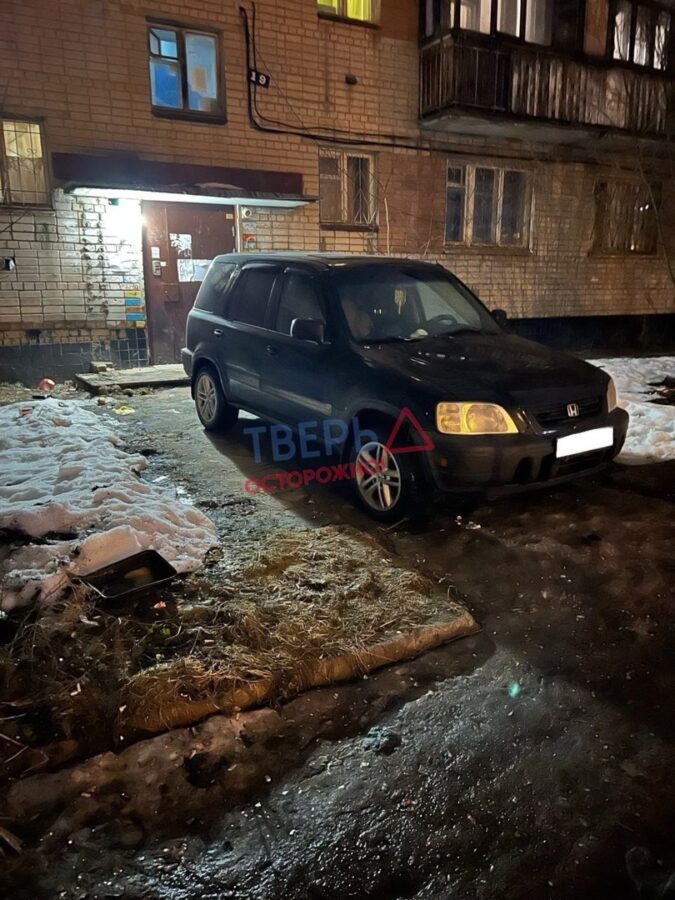 В Твери водитель загородил выход из подъезда