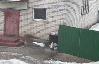 В Тверской области жители дома пожаловались на мусор под окнами