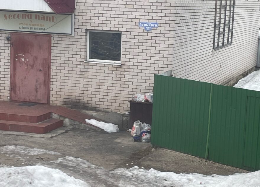 В Тверской области жители дома пожаловались на мусор под окнами В Тверской области жители дома пожаловались на мусор под окнами