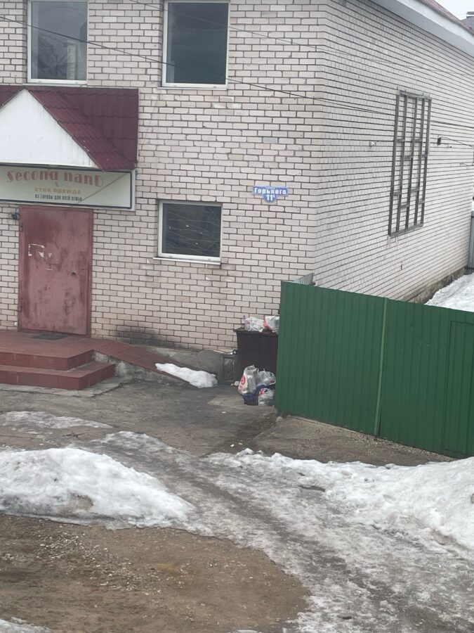 В Тверской области жители дома пожаловались на мусор под окнами