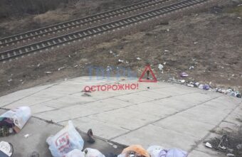 В Твери мужчина выбрасывает мусор на железную дорогу