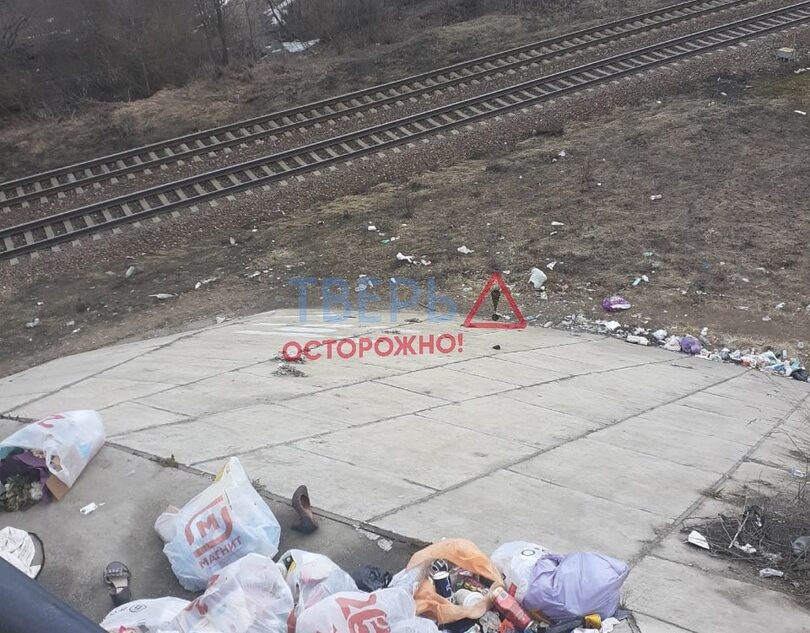 В Твери мужчина выбрасывает мусор на железную дорогу В Твери мужчина выбрасывает мусор на железную дорогу