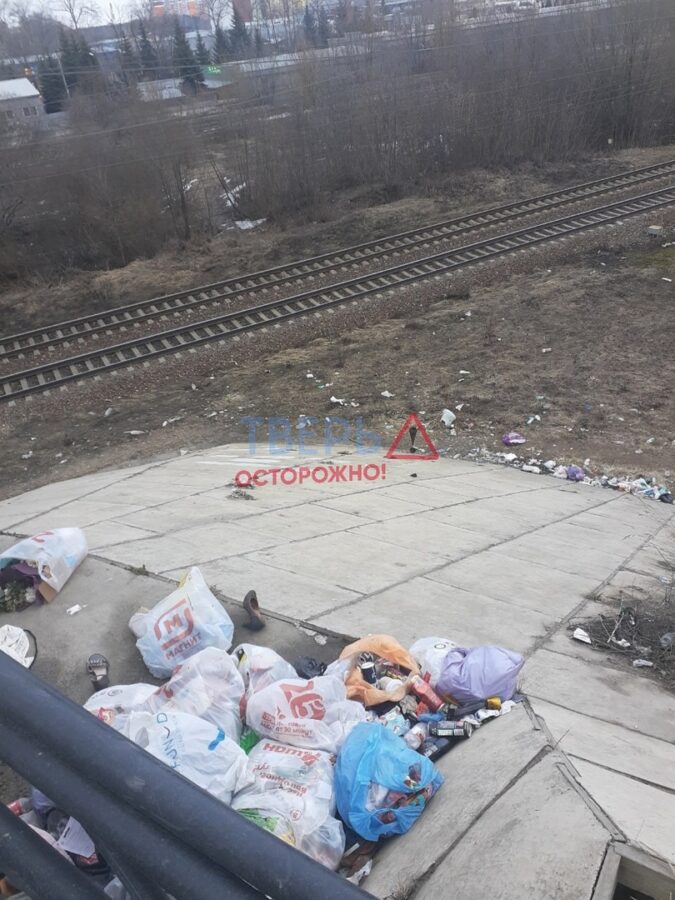 В Твери мужчина выбрасывает мусор на железную дорогу
