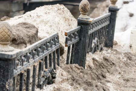 В Твери разрушается ограда сквера у памятника Крылову В Твери разрушается ограда сквера у памятника Крылову