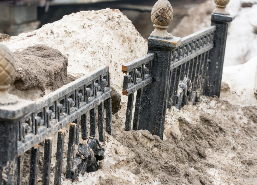 В Твери разрушается ограда сквера у памятника Крылову