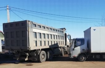 Два грузовых автомобиля столкнулись под Тверью, есть пострадавший