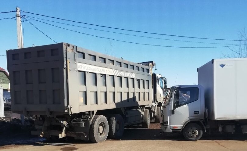 Два грузовых автомобиля столкнулись под Тверью, есть пострадавший