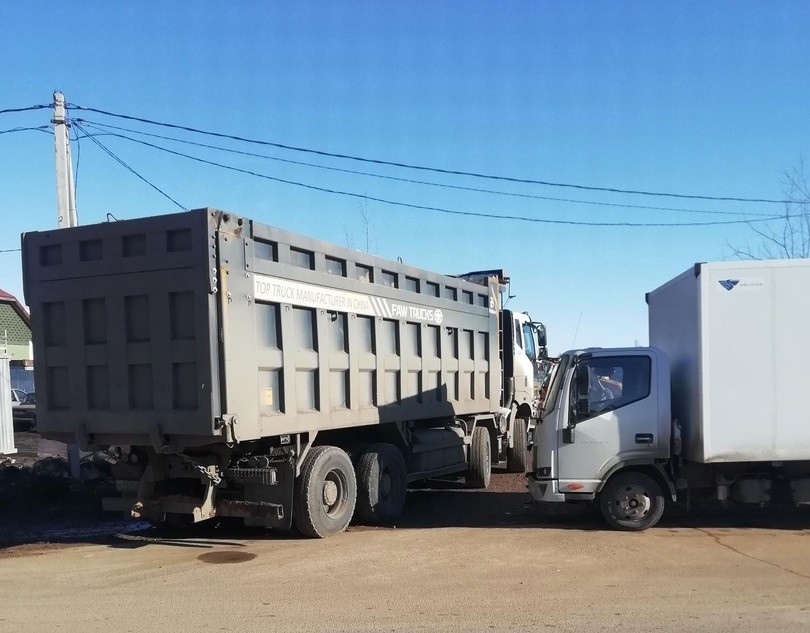 Два грузовых автомобиля столкнулись под Тверью, есть пострадавший