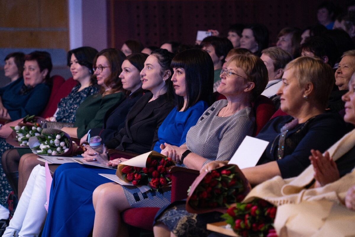 Женщин Лихославльского округа поздравил казачий ансамбль