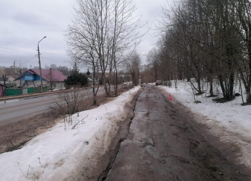 Водитель "Рено" сбил 57-летнюю женщину в Тверской области