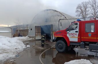 В Твери тушат пожар в ангаре