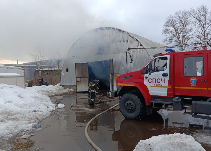 В Твери тушат пожар в ангаре