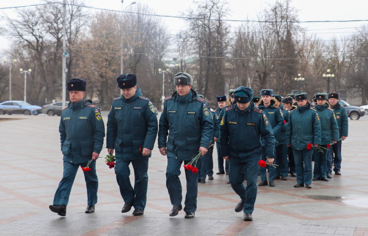 Жители Тверской области возлагают цветы в память о погибших в результате теракта в «Крокус Сити Холле»