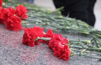 Жители Тверской области возлагают цветы в память о погибших в результате теракта в «Крокус Сити Холле» Жители Тверской области возлагают цветы в память о погибших в результате теракта в «Крокус Сити Холле»