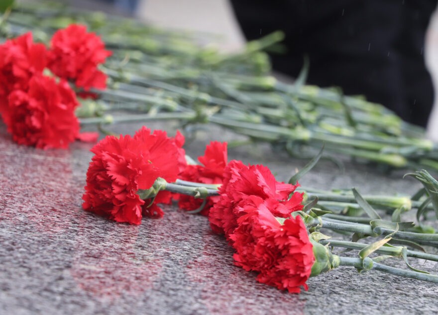 Жители Тверской области возлагают цветы в память о погибших в результате теракта в «Крокус Сити Холле»