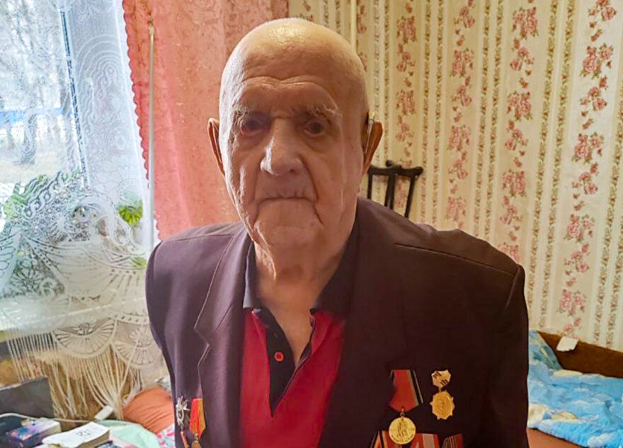 Игорь Руденя поздравил со 100-летием инвалида Великой Отечественной войны Алексея Скобелева