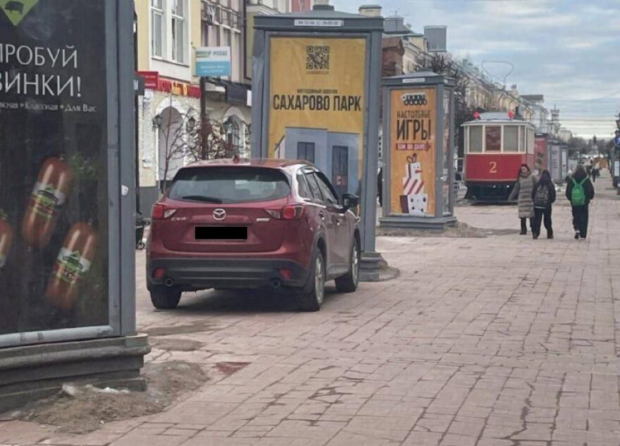 Водитель бросил машину на главной пешеходной улице Твери