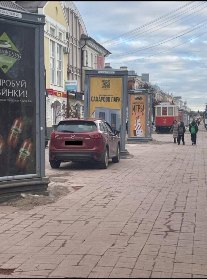 Водитель бросил машину на главной пешеходной улице Твери
