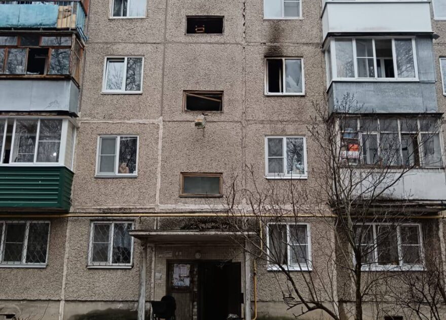 В Твери пожарные эвакуировали 20 человек из горящего дома