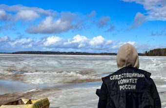 Тело мужчины нашли в проломе во льду озера в Тверской области Тело мужчины нашли в проломе во льду озера в Тверской области