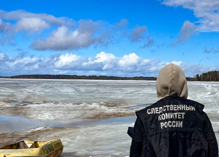 Тело мужчины нашли в проломе во льду озера в Тверской области Тело мужчины нашли в проломе во льду озера в Тверской области
