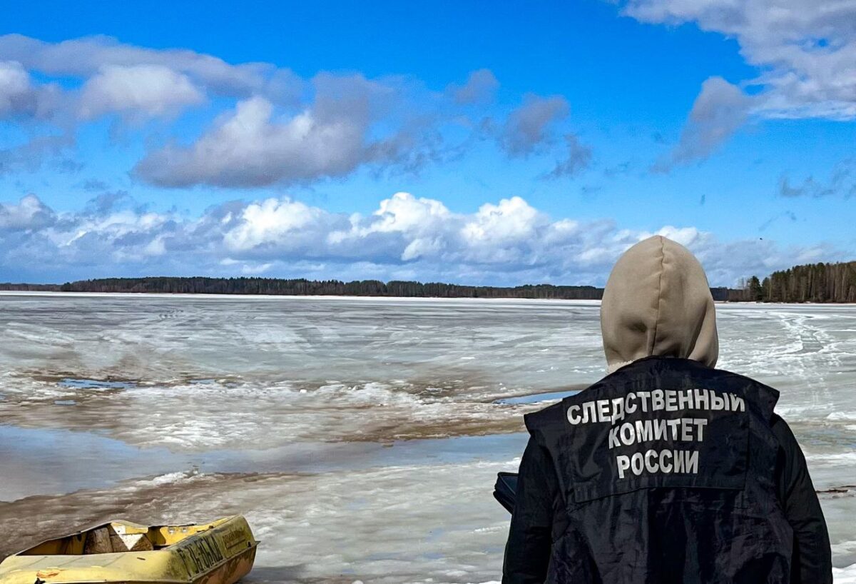 Тело мужчины нашли в проломе во льду озера в Тверской области Тело мужчины нашли в проломе во льду озера в Тверской области