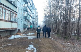 Возле дома в посёлке в Тверской области нашли тело женщины Возле дома в посёлке в Тверской области нашли тело женщины