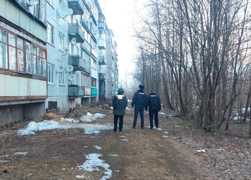 Возле дома в посёлке в Тверской области нашли тело женщины Возле дома в посёлке в Тверской области нашли тело женщины