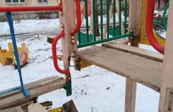 В Твери дети играют на гнилой площадке В Твери дети играют на гнилой площадке