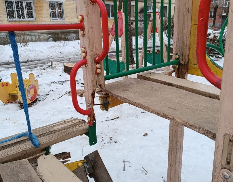 В Твери дети играют на гнилой площадке