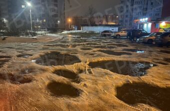 Жители района Твери пожаловались на огромные лужи-бассейны Жители района Твери пожаловались на огромные лужи-бассейны