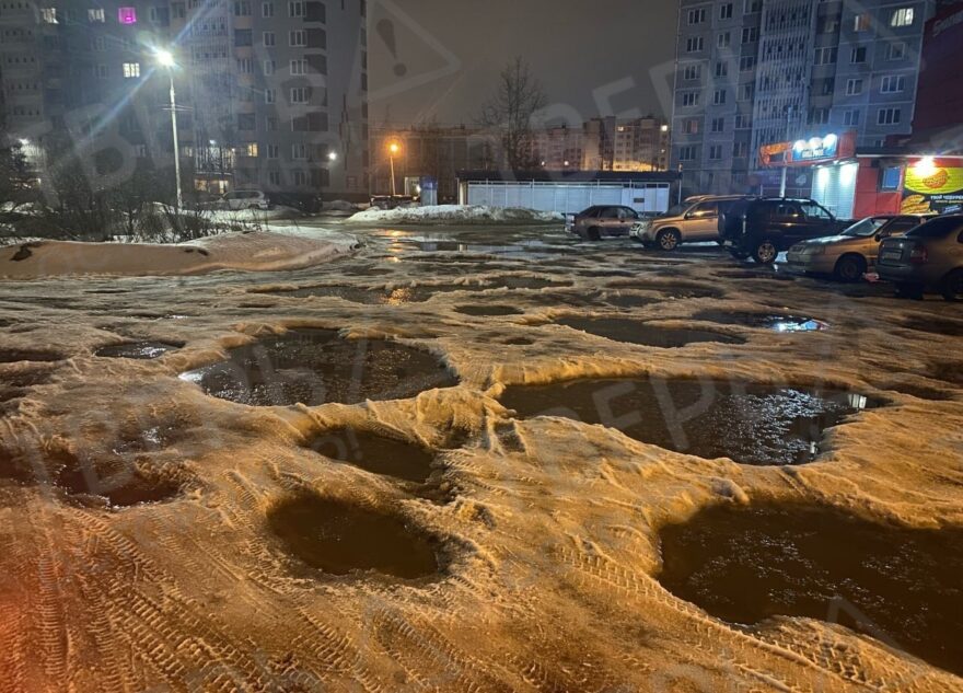 Жители района Твери пожаловались на огромные лужи-бассейны