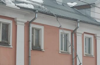 В Твери снегозадержатели на крыше дома не выдержали и сломались